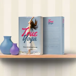 موکاپ کتاب روی یک طبقه چوبی